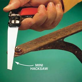 Use um serrote para cortar a cabeça de parafusos presos.